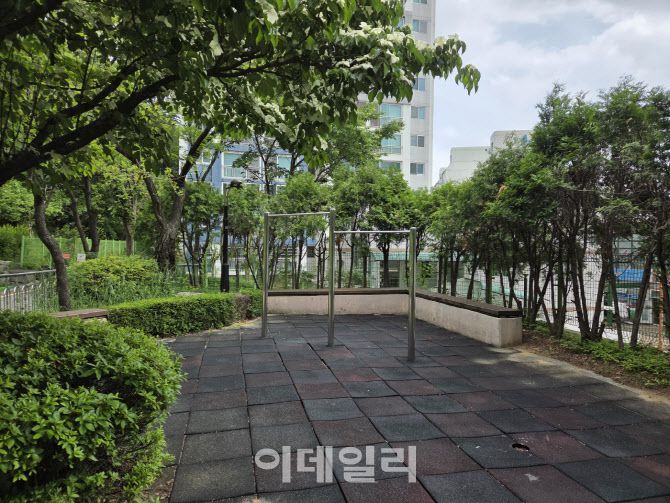 김문수 국민의힘 대선 후보가 살고 있는 서울 관악구 봉천동 은천2단지 아파트. 김 후보는 단지 내 놀이터에 자리한 철봉에서 운동을 종종 한다고 주민들이 전했다. (사진=이데일리 성가현 수습기자)