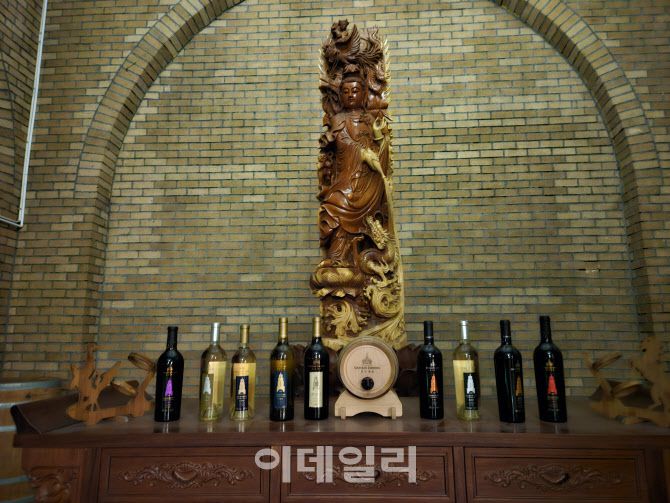 쥔딩 와이너리의 주요 와인 상품들이 놓여 있다. (사진=이데일리 이명철 특파원)