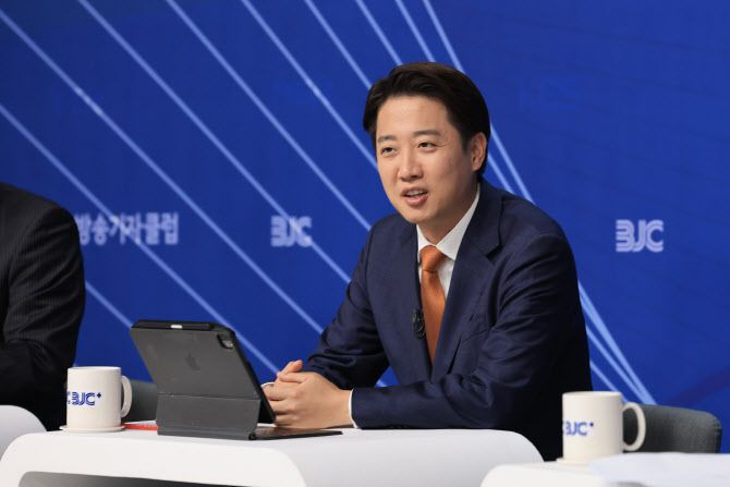 개혁신당 이준석 대선 후보가 26일 서울 양천구 한국방송회관에서 열린 한국방송기자클럽 초청 토론회에서 참석자들과 대화를 나누고 있다. (사진=연합뉴스)