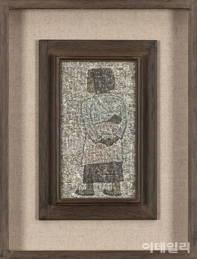액자에 든 박수근의 ‘아기 업은 소녀’(1964, 29.3×16.1㎝). 아기 업은 소녀는 화백이 즐겨 그린 소재다. 거칠한 질감, 순박한 화면 속 형상은 지극히 단순하지만 강렬한 존재감을 입고 있다. 케이옥션 ‘5월 경매’에 나선다(사진=케이옥션).