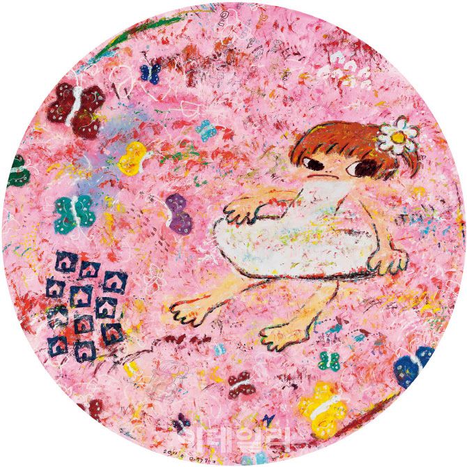 아야코 록카쿠의 ‘무제’(2011, 지름 201㎝). 천진난만하고 즉흥적인 상상력이 도드라진 특유의 색·구성·캐릭터가 선명하다. 작가가 처음 시도한 첫 대형 원형 캔버스 작품이기도 하다. 서울옥션 ‘컨템포러리 아트 세일’에 추정가 3억∼5억원으로 나선다(사진=서울옥션).