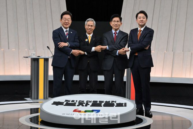 [국회사진기자단] 더불어민주당 이재명(왼쪽부터), 민주노동당 권영국, 국민의힘 김문수, 개혁신당 이준석 대선 후보가 27일 서울 마포구 상암동 MBC 스튜디오에서 진행된 정치 분야 TV토론회에 앞서 포즈를 취하고 있다.