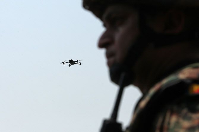 9일(현지시간) 인도와 파키스탄 사이의 실질적 국경선인 통제선(LoC) 인근 잠무 지역의 악누르 구역에서 한 대의 드론이 인도 육군 병사 옆을 비행하고 있다.(사진=AFP)