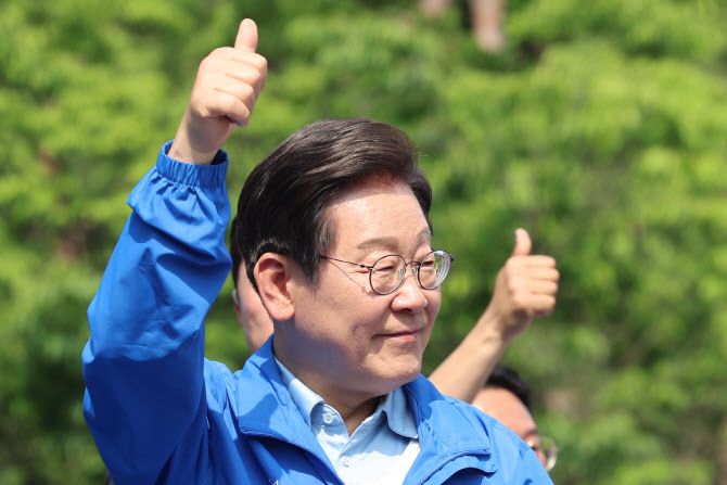 이재명 민주당 대선 후보가 지난 26일 용인 단국대 죽전캠퍼스 앞에서 열린 유세에서 지지를 호소하고 있다.(사진=연합뉴스)