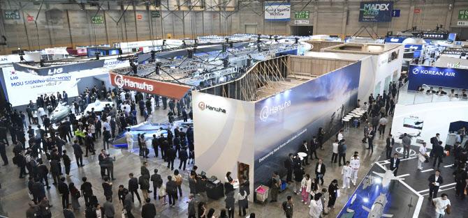 28일 부산 벡스코에서 개막한 ‘국제해양방위산업전(MADEX) 2025’ 전시장에 업체들이 전시부스를 꾸려 참가하고 있다. (사진=해군)