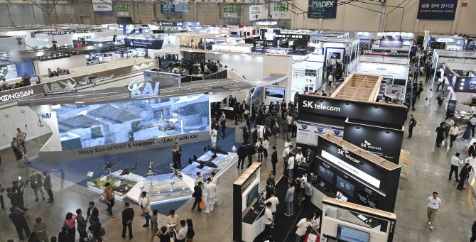 28일 부산 벡스코에서 개막한 ‘국제해양방위산업전(MADEX) 2025’ 전시장에 업체들이 전시부스를 꾸려 참가하고 있다. (사진=해군)
