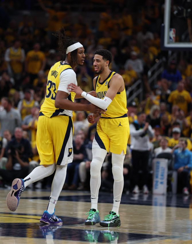 인디애나 페이서스 가드 타이리스 할리버튼(오른쪽)이 2025 NBA 플레이오프 동부 컨퍼런스 결승 4차전 뉴욕 닉스와 경기에서 2쿼터에 3점슛을 성공시킨 뒤 팀동료 마일스 터너와 함께 기뻐하고 있다. 사진=AFPBBNews