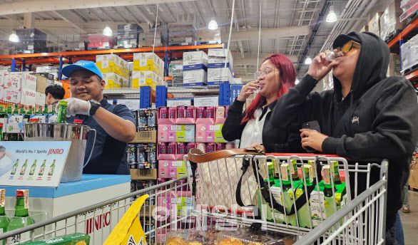 S&R에서 회사원 ‘제프 디말란타’(28)와 ‘나이샤 감보아’(25·女)가 진로(JINRO) 제품을 시음하고 있다 (사진=하이트진로)