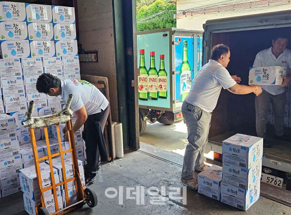 K&L 직원들이 차량에 진로(JINRO) 제품을 적재하고 있다 (사진=하이트진로)