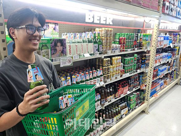 필리핀 회사원 졸로(23)가 퓨어골드(Puregold)에서 진로(JINRO) 제품을 들고있다 (사진=하이트진로)