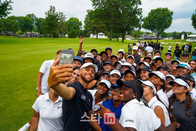 NBA 스타 스테픈 커리와 디오픈을 주관하는 R&A가 손잡고 차세대 골퍼 육성에 나선다. (사진=R&A)