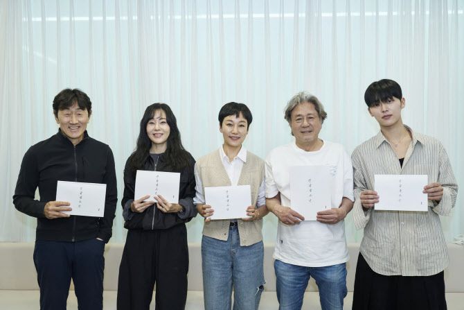 왼쪽부터 허준호, 김윤진, 진경, 최민식, 최현욱(사진=넷플릭스)