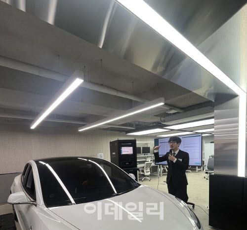 △아우토크립트 차량 해킹 시연(사진=아우토크립트)