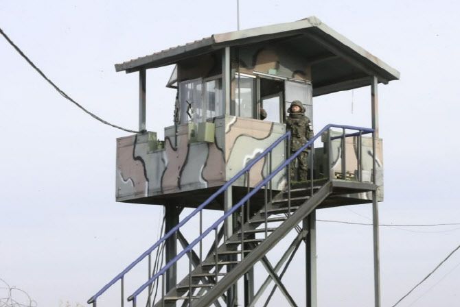 위 사진은 기사 내용과 관계없음. 경기도 연천군 25사단 GOP 경계 초소에서 병사가 경계 근무를 서고 있다.(사진=연합뉴스)