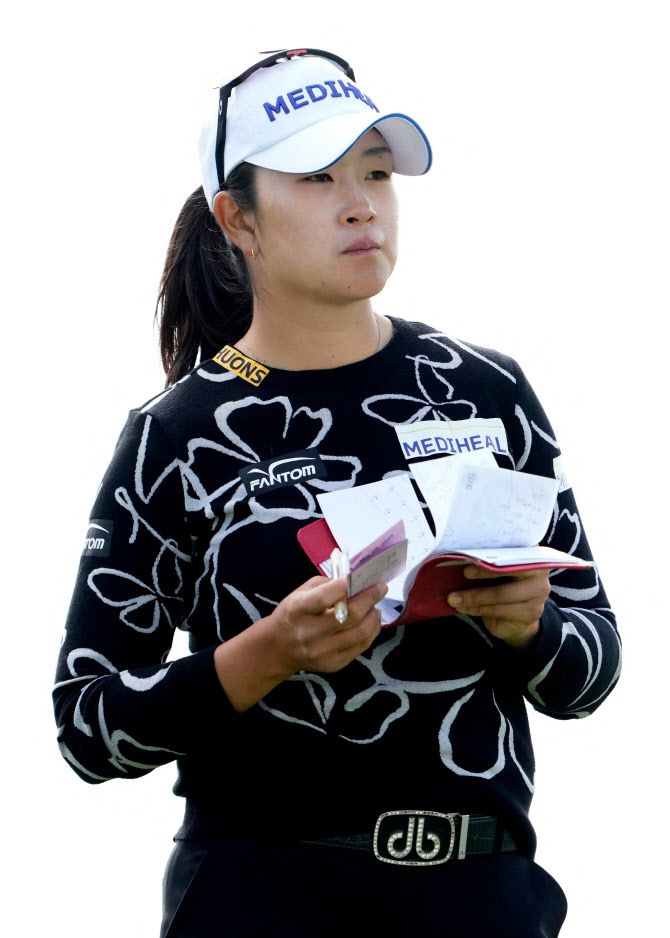 김아림이 US여자오픈 1라운드 경기 도중 14번홀에서 코스 공략 정보가 담긴 야디지북을 확인하고 있다. (사진=AFPBBNews)