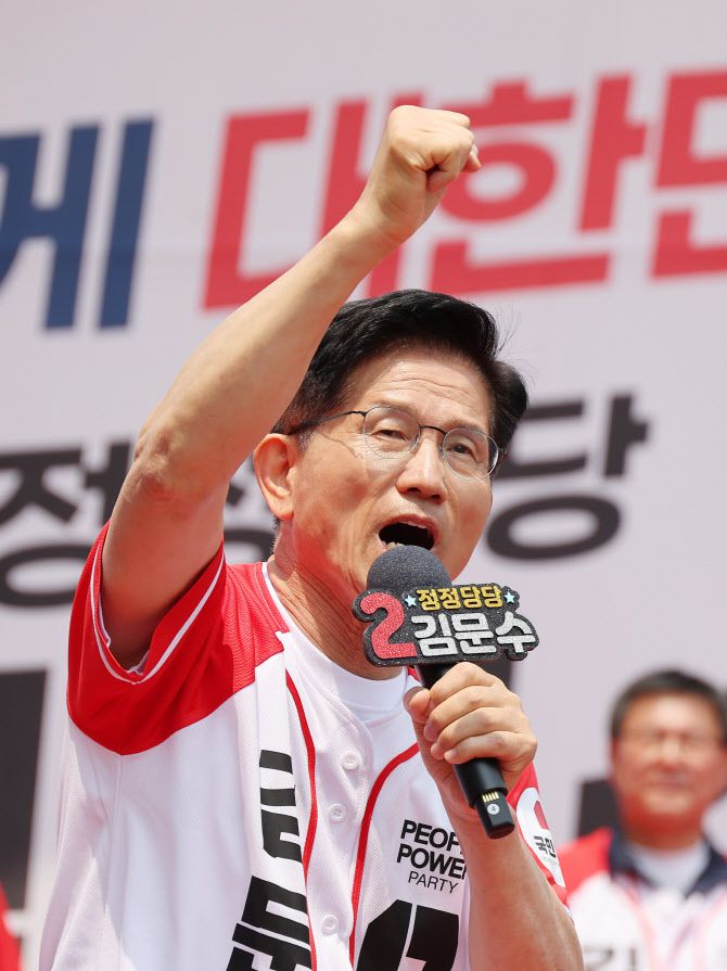 국민의힘 김문수 대선 후보가 30일 경기 이천시산림조합 앞 중리사거리에서 열린 유세에서 지지를 호소하고 있다.(사진 = 연합뉴스)