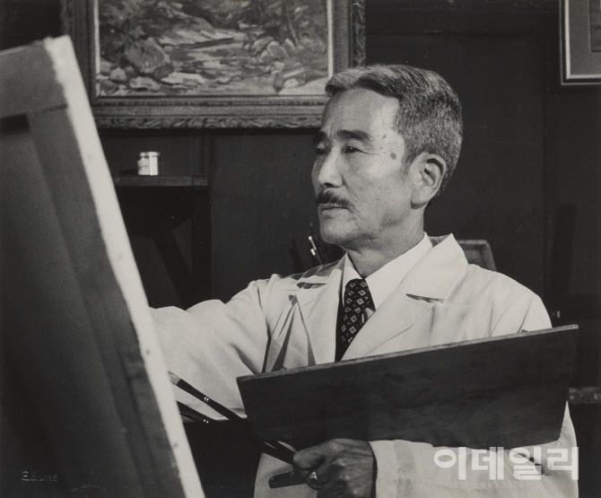 오지호 화백. 1971년 작업실에서 작업하는 모습을 사진작가 임응식(1912∼2001)이 촬영하고 ‘오지호 인물’이란 제목을 달았다. 종이에 젤라틴실버프린트, 26×33㎝. 국립현대미술관 소장.