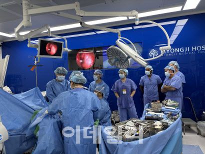 21일 고양 명지병원에서 진행된 ‘트레인 더 트레이너 프로그램’의 일환으로 김진구 교수의 카티스템 수술을 참관하고 있는 미국 의료진들(사진=메디포스트)