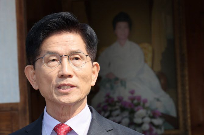 김문수 국민의힘 대선후보가 25일 충북 옥천 육영수 여사 생가를 방문한 뒤 취재진 앞에서 현안 관련 입장 발표를 하고 있다. (사진=연합뉴스)