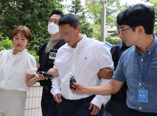차를 빼달라고 요구한 여성을 무차별 폭행한 혐의를 받는 전직 보디빌더 A씨가 2023년 7월 구속 전 피의자 심문(영장실질심사)을 받기 위해 인천지법으로 들어서고 있는 모습. (사진=연합뉴스)