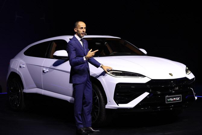 프란체스코 스카르다오니 람보르기니 아시아·태평양지역 총괄이 지난해 7월 23일 오후 서울 광진구 그랜드 워커힐 서울에서 열린 오토모빌리 람보르기니 최초의 플러그인 하이브리드(PHEV) 슈퍼 SUV ‘우루스 SE’ 론칭 행사에서 차량에 대해 설명하고 있다. (사진=이데일리 이영훈 기자)