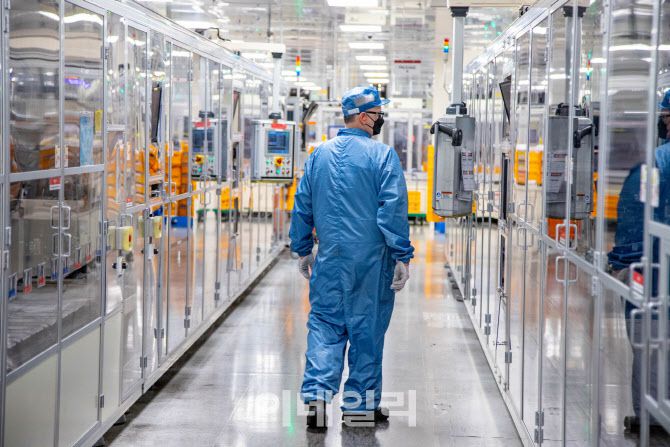 LG에너지솔루션 미시간 홀랜드 공장에서 직원이 배터리 생산 공정을 살펴보고 있다. (사진=LG에너지솔루션)