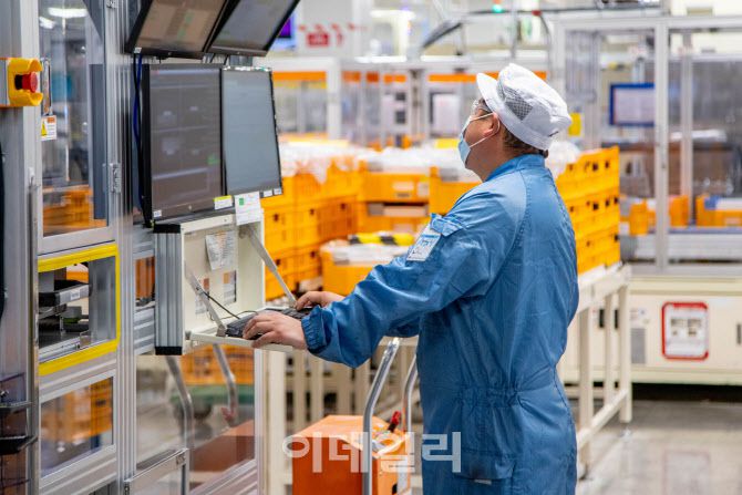 LG에너지솔루션 미시간 홀랜드 공장에서 직원이 배터리 생산 공정을 점검하고 있다. (사진=LG에너지솔루션)