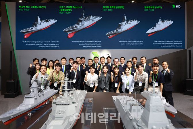 HD현대 정기선 수석부회장이 지난 달 28일 부산 벡스코에서 열린 ‘국제해양방위산업전(MADEX) 2025’ 현장을 찾아 HD현대중공업 특수선사업부 임직원들과 기념 촬영을 하고 있다. (사진=HD현대중공업)