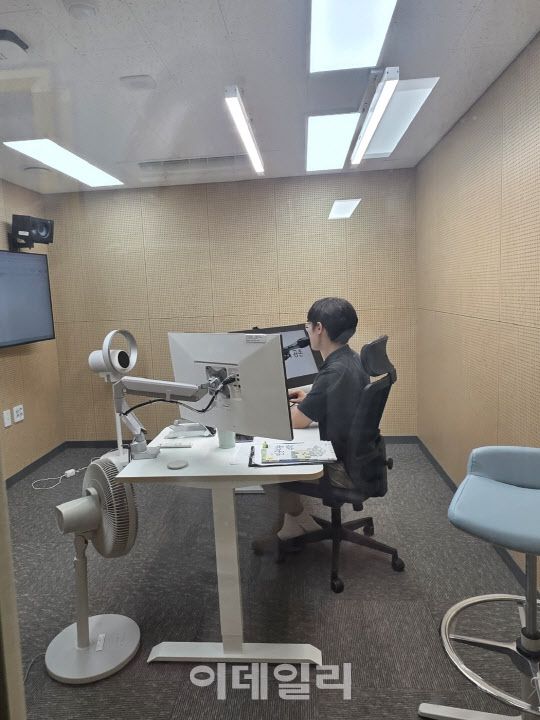 인천 온라인학교의 한 교사가 강의실에서 수업을 진행하고 있다. (사진=신하영 기자)