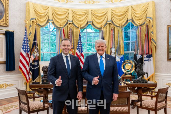 백악관이 지난 5월 2일 공개한 사진으로 도널드 트럼프 미국 대통령이 백악관 집무실에서 폴란드 대통령 후보 카롤 나브로츠키와 기념사진을 촬영하고 있다.(사진=백악관)