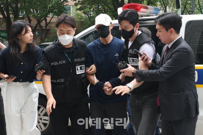 서울 지하철 5호선 열차 안에 불을 지른 60대 남성이 2일 영장실질심사를 위해 서울남부지법에 출석하고 있다. (사진=이데일리 이영훈 기자)