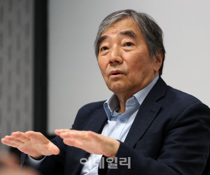 [이데일리 김태형 기자]윤석헌 전 금융감독원장이 2일 서울 중구 KG타워에서 진행한 이데일리와의 인터뷰에서 새 정부 출범을 앞두고 금융산업발전과 금융감독체계 개편 등에 대해 설명하고 있다.