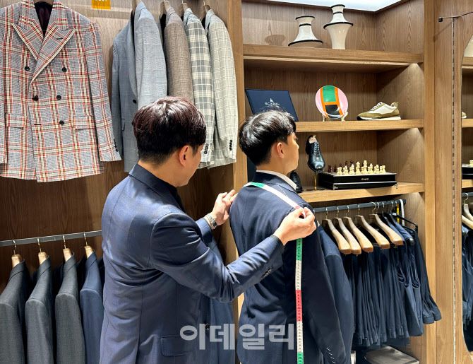 롯데백화점 잠실점 5층 로브테일러 매장에서 정장을 맞추는 고객 (사진=롯데백화점)