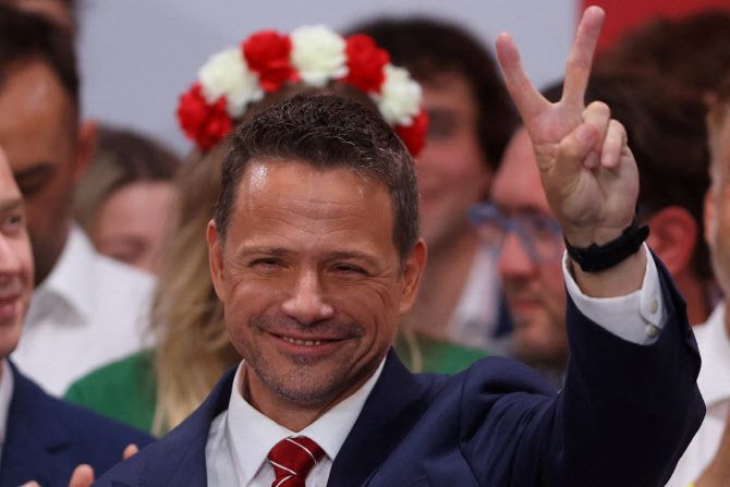 유럽연합(EU)이 지지하는 라파우 트샤코브스키 바르샤바 시장이 1일(현지시간) 폴란드 바르샤바에서 열린 결선투표 출구조사 발표 이후 승리를 선언하고 있다.(사진=로이터)