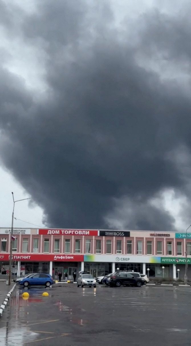 우크라이나가 드론 공격을 밝힌 가운데, 러시아에 위치한 무르만스크 지역에서 연기가 피어오르고 있다. (사진=로이터)