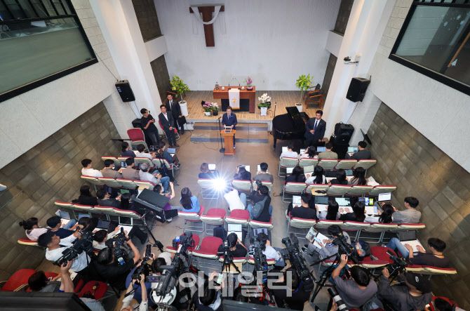 이재명 더불어민주당 대통령 후보가 제21대 대통령선거를 하루 앞둔 2일 오후 기자회견을 위해 경기 성남시 주민교회에서 기자회견을 하고 있다.(사진=뉴스1)