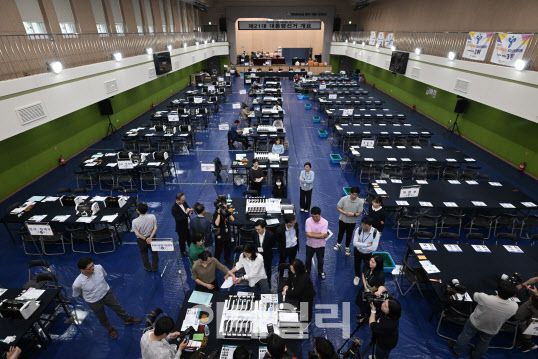 [이데일리 방인권 기자] 제21대 대통령선거 투표일을 하루 앞둔 2일 서울 용산구 신광여자고등학교에 마련된 개표소에서 선거관리위원회 직원들과 개표 사무원들이 투표지 분류기 모의시험을 하고 있다.