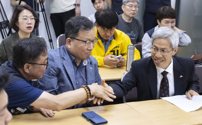 권영국 전 민주노동당 대선후보가 4일 서울 구로구 민주노동당 당사에서 열린 사회대전환 선거대책위 21대 대선 결과 입장 발표 기자회견에 입장해 인사하고 있다. (사진=연합뉴스)