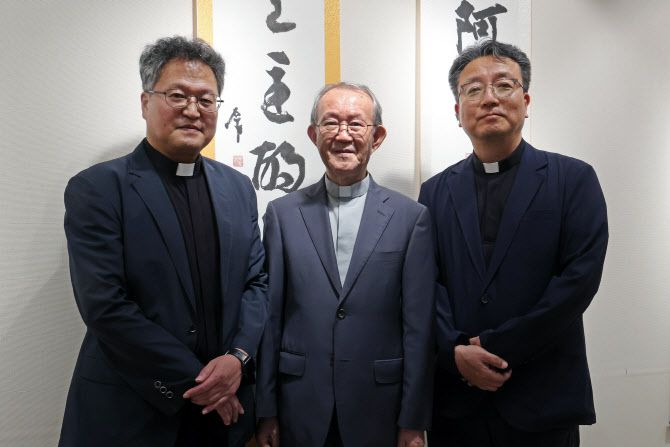 왼쪽부터 정성훈·한만옥·도현우 신부(사진=뉴시스)