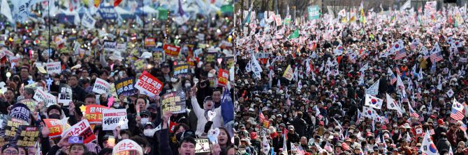 지난 3월 15일 윤석열 전 대통령에 대한 헌법재판소 탄핵심판을 앞두고 서울 곳곳에서 탄핵 찬반 집회가 열린 모습.(사진=연합뉴스 제공)