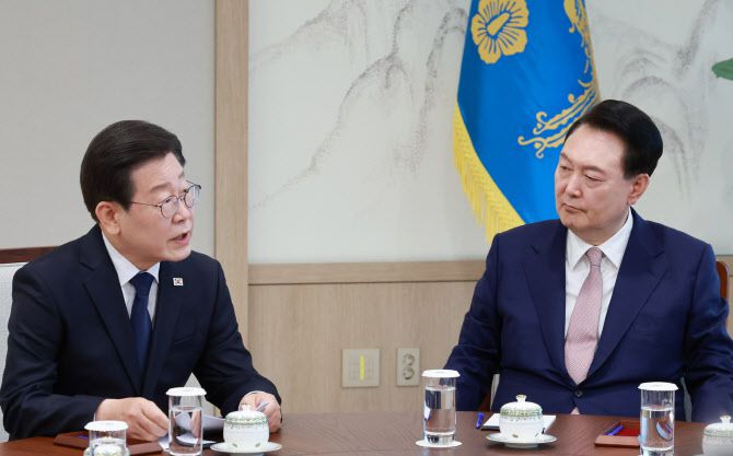 윤석열 전 대통령과 이재명 당시 더불어민주당 대표가 22대 총선 직후인 지난해 4월 29일 서울 용산 대통령실 집무실에서 영수회담을 진행했다. (사진=연합뉴스)