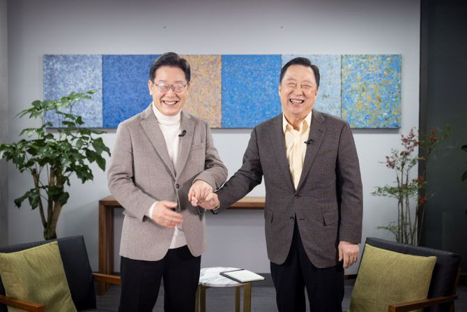 20대 대통령 선거 당시 이재명 더불어민주당 대선 후보(왼쪽)와 박용만 전 두산그룹 회장이 재단법인 ‘같이 걷는 길’ 사무실에서 대담을 진행했다. (사진=더불어민주당)