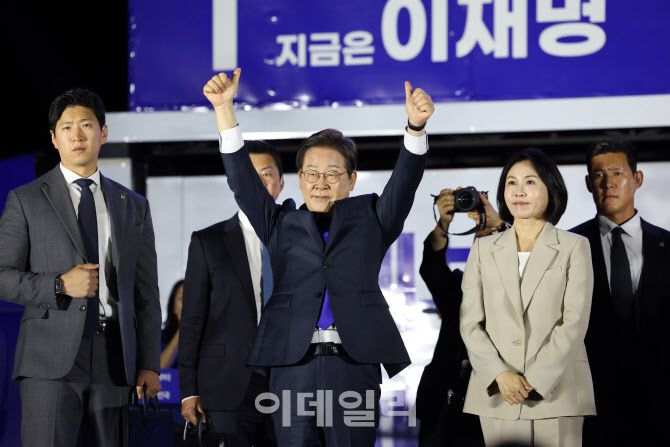 [이데일리 노진환 기자] 제21대 대통령 당선이 확실시되는 이재명 더불어민주당 대선 후보가 4일 서울 여의도 국회 앞에 마련된 국민개표방송시청 현장에서  지지자들에게 감사 인사를 하고있다.