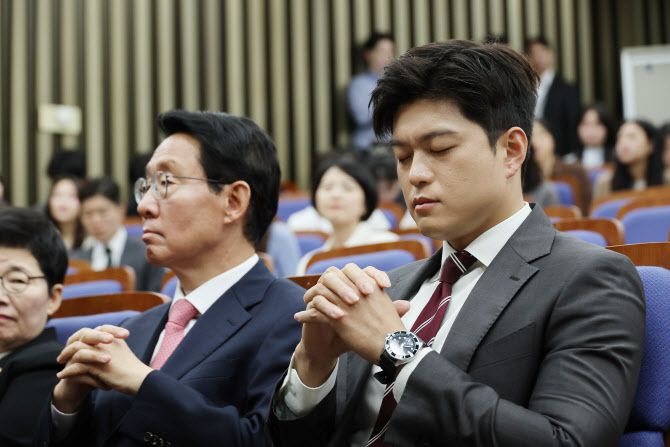 김용태 국민의힘 김용태 비상대책위원장이 5일 서울 여의도 국회에서 열린 의원총회에서 생각에 잠겨 있다. (사진=연합뉴스)