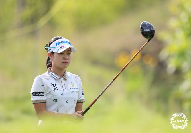 박민지가 현충일의 의미를 되새기는 의미로 모자에 태극 마크를 달고 경기하고 있다. (사진=KLPGA)