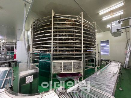 19일 오전 3시께 경기 시흥 정왕동 SPC삼립 시화공장에서 50대 여성 근로자 A씨가 원통형 컨베이어벨트 안쪽에서 작업을 하다가 기계에 끼어 숨졌다. 사진은 A씨가 윤활유 뿌리는 작업을 했던 냉각 켄베이어벨트. (사진 = 시흥소방서 제공)