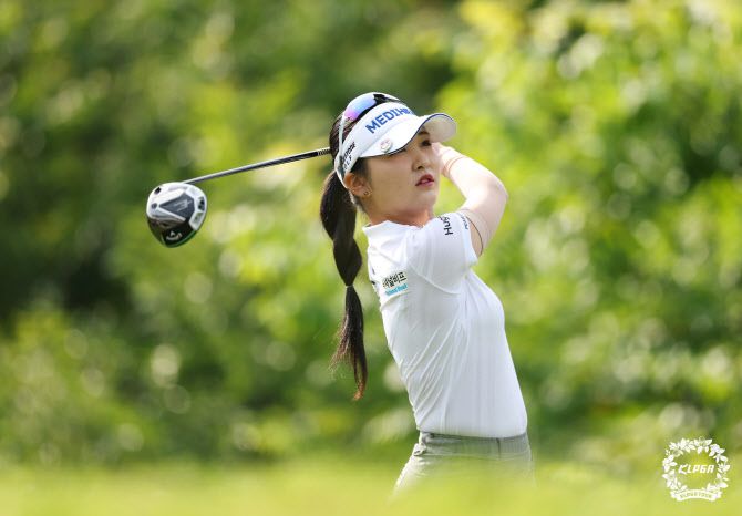 이예원이 10번홀에서 티샷을 하고 있다. (사진=KLPGA)