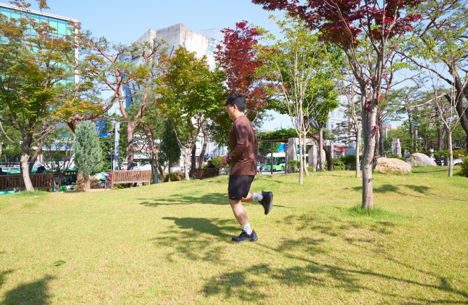 러닝 후 고관절 통증이 생긴다면 반드시 전문의의 진료가 필요하다.