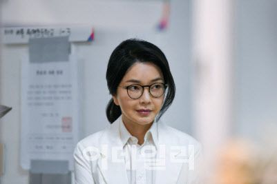 윤석열 전 대통령 배우자 김건희 여사가 제21대 대통령 선거일인 3일 서울 서초구 원명초등학교에 마련된 서초4동제3투표소에서 투표하기 위해 줄을 서고 있다. (사진=연합뉴스)
