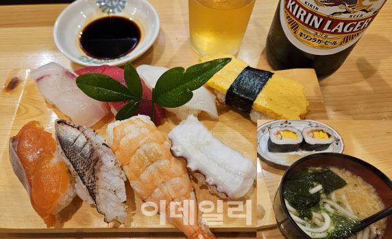 지난 2일 일본 후쿠오카 한 스시집에서 초밥과 롤초밥과 우동에 맥주 한잔하고 네이버페이 해외QR결제로 처음 결제해 봤다.(사진=김범준 기자)